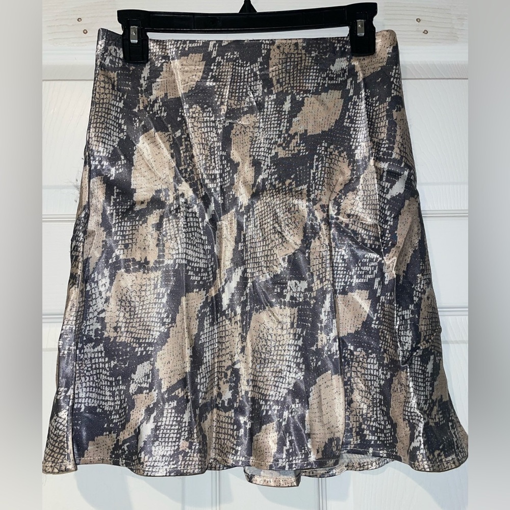 ⭐️3/$15⭐️H&M Women's Skirt gray/creams 100% viscose snake print size small